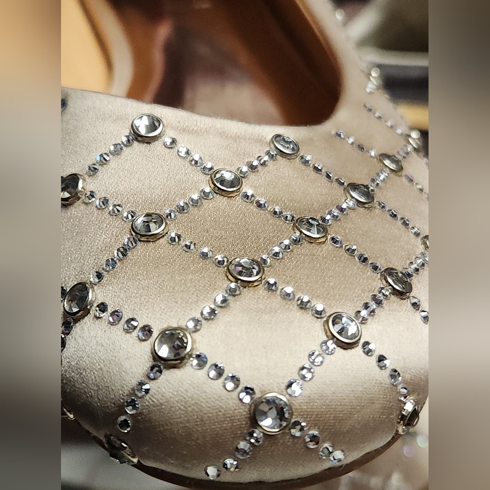 NWOB Badgley Mischka Crystal Embellished Satin Flats In Champagne Size 7 - Picture 15 of 16